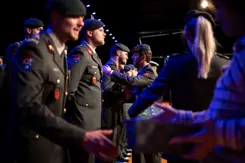 Militairen staan in tenue in rij te wachten op hun medaille