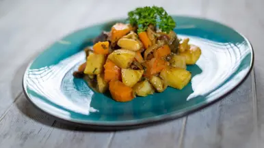 Op de linkerfoto een mooi opgemaakt bord met een gerecht dat bestaat uit onder andere aardappel en wortel. Op de rechterfoto snijdt een Paresto-keukenmedewerker een aantal lente-uitjes.