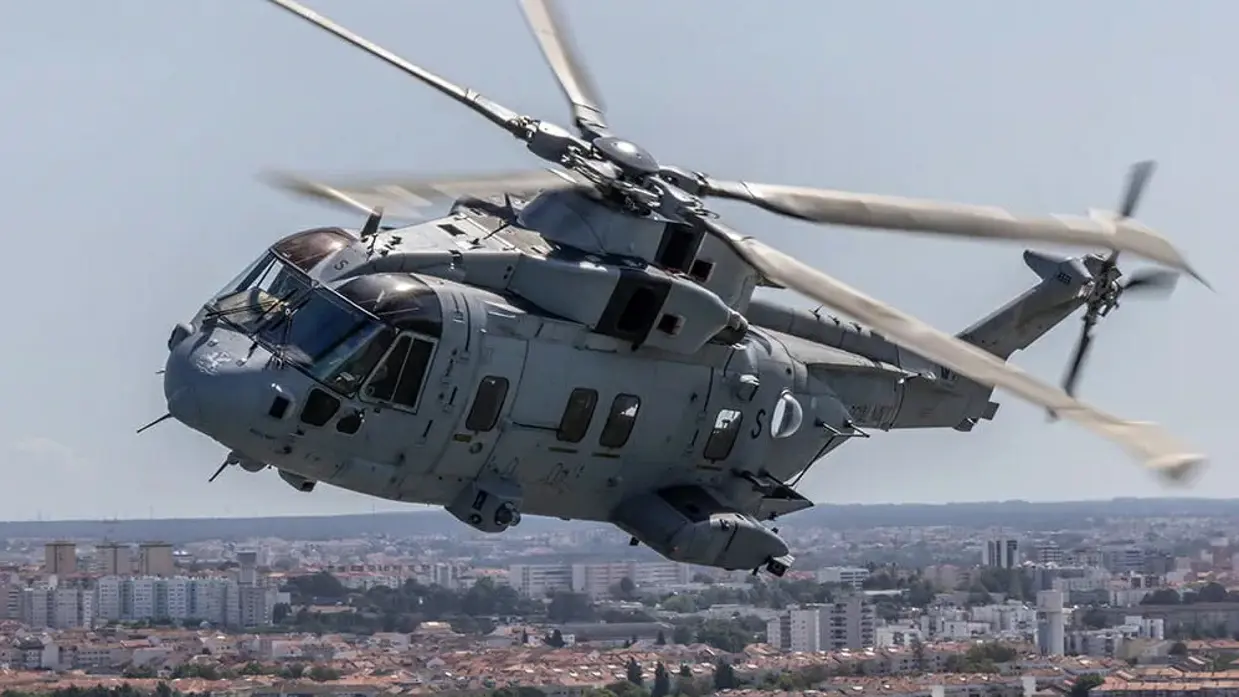 Een helikopter vliegt in de lucht.