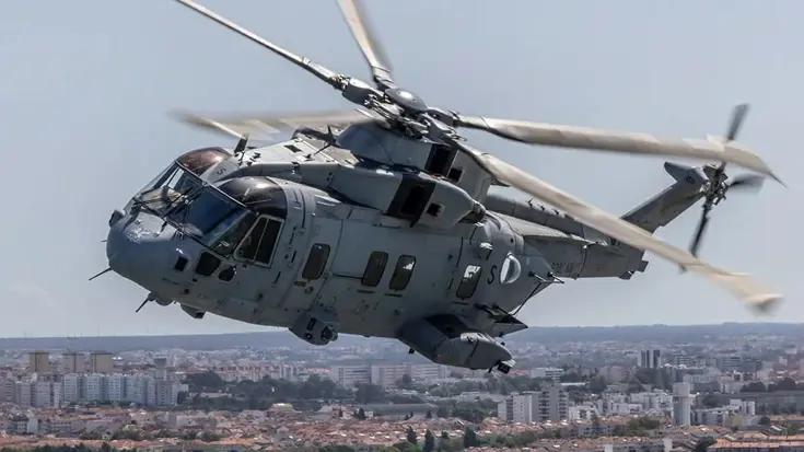 Een helikopter vliegt in de lucht.