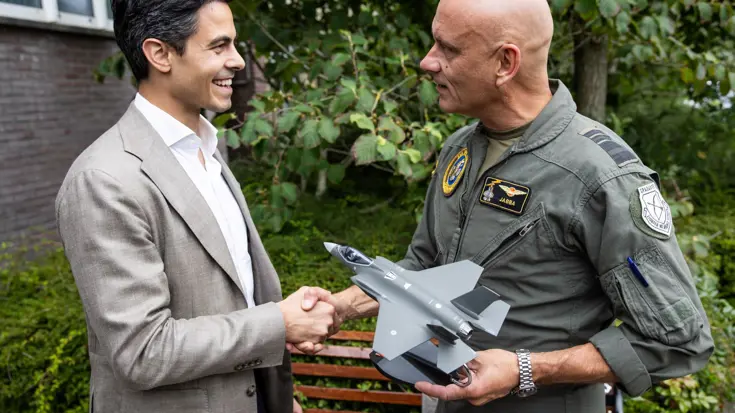De premier krijgt een miniatuur-versie van de F-35 overhandigd.