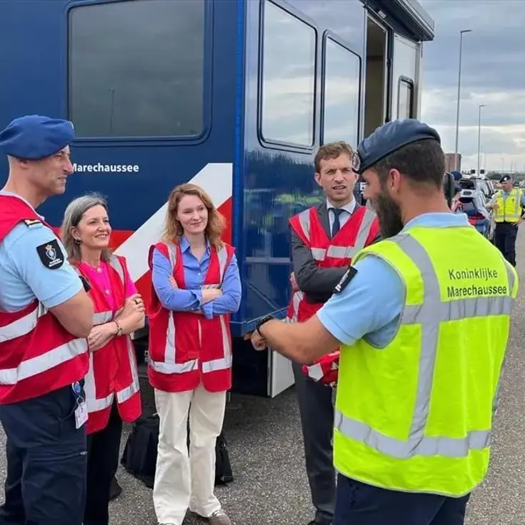 Marechaussees aan de grens geven uitleg aan de directeur-generaal.