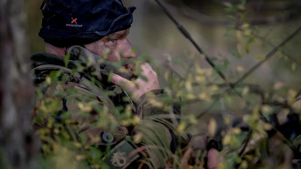 Een militair belt.