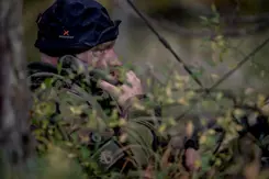 Een militair belt.