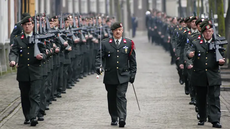Militairen Korps Nationale Reserve op straat.