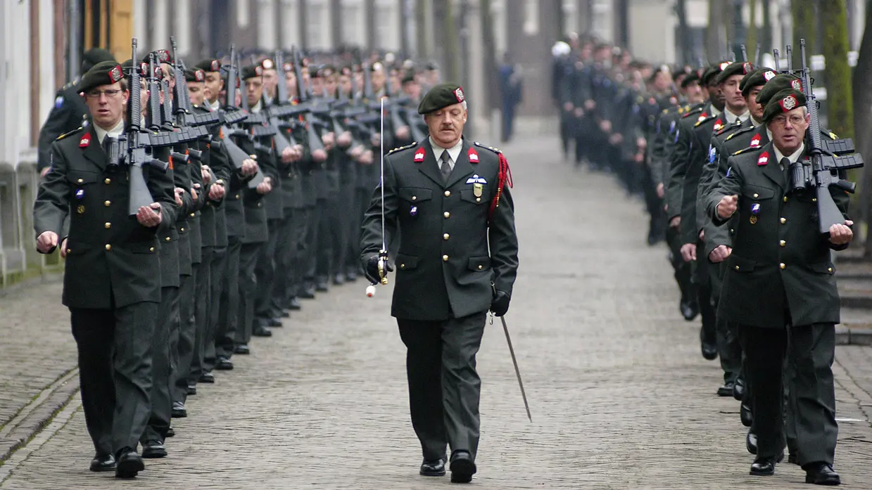 Militairen Korps Nationale Reserve op straat.