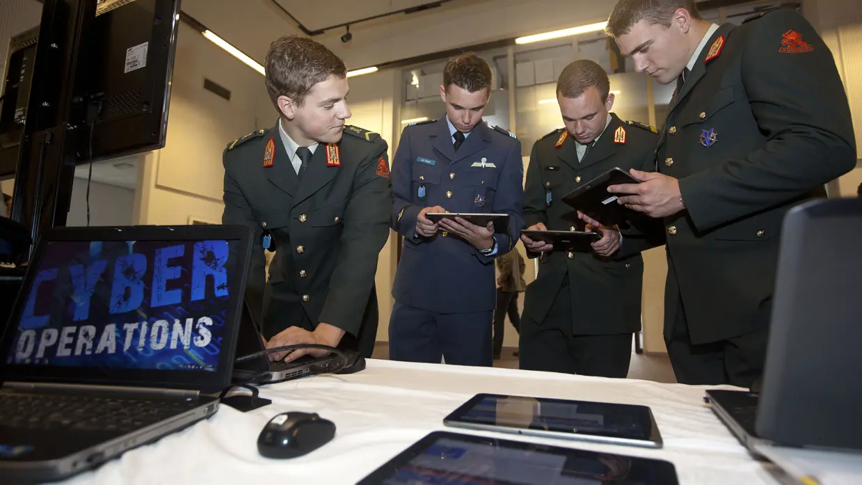 Militairen met tablets.