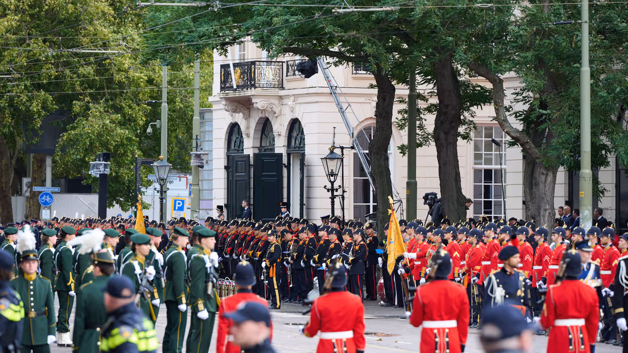 Militairen staan klaar in afwachting van de Glazen Koets. 