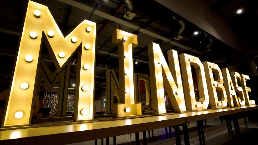 Tekst MINDBASE in grote gele letters.