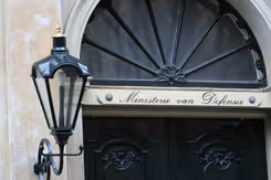 De voordeur van het gebouw van Defensie in Den Haag. 