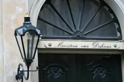 De voordeur van het gebouw van Defensie in Den Haag. 
