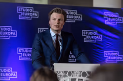 Minister Brekelmans achter een katheder.