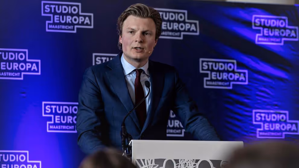 Minister Brekelmans achter een katheder.