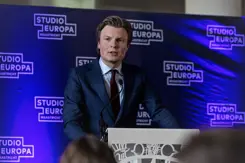 Minister Brekelmans achter een katheder.