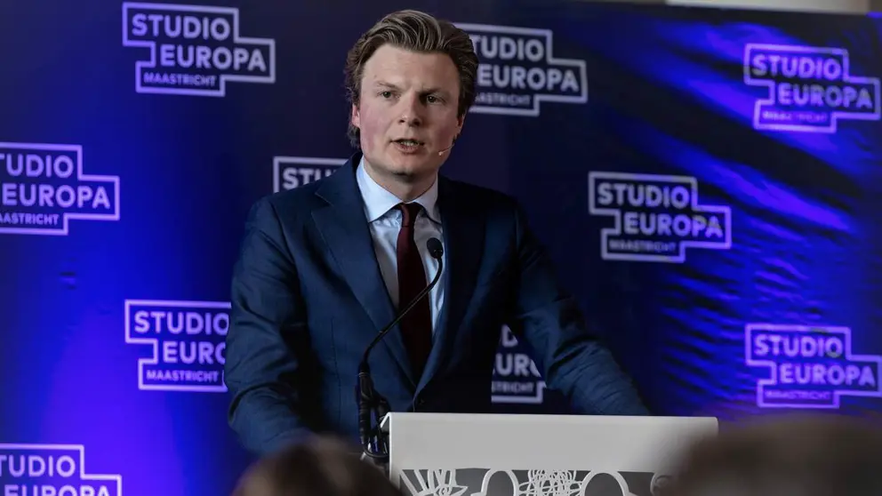 Minister Brekelmans achter een katheder.