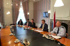 Minister Brekelmans en CDS generaal Eichelsheim tijdens de digitale vergadering.