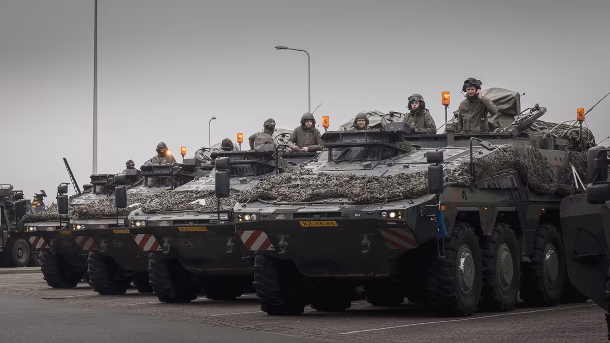 Boxer-pantservoertuigen op rij met militairen erin.