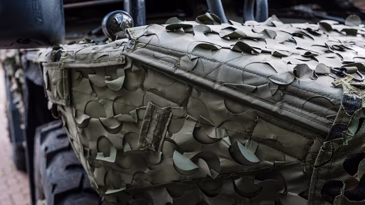 Close up van camouflage op een militair voertuig