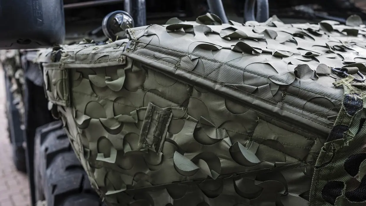 Close up van camouflage op een militair voertuig