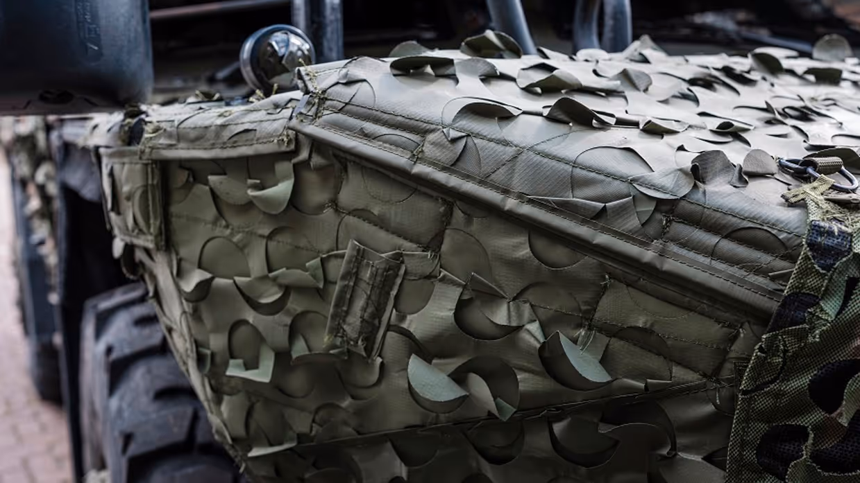 Close up van camouflage op een militair voertuig