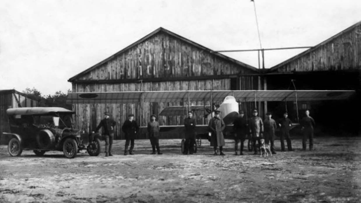 Een Farman HF-20 met personeel van de Luchtvaartafdeeling voor de houten hangars op de Molenheide in 1914.