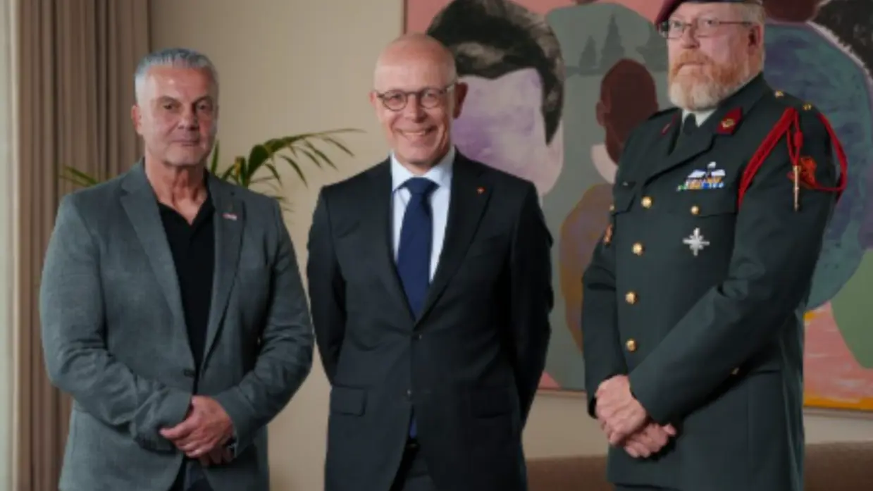 De genomineerden van Gelderland, Ton Monster en adjudant Pascal Jonker, flankeren Commissaris der Koning Wigbold.