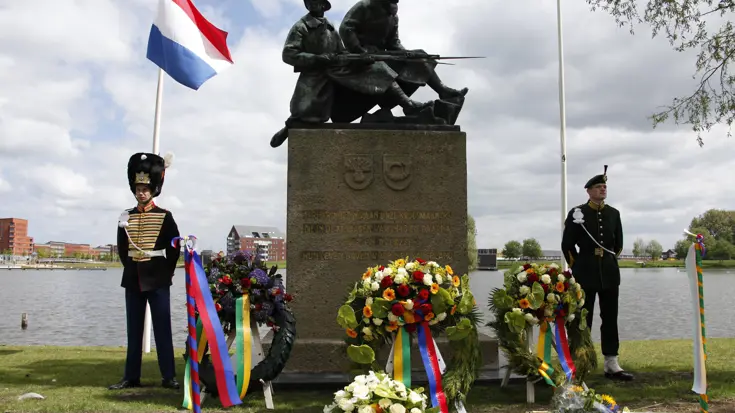 Twee militairen in ceremonieel tenue bij het monument voor gesneuvelde Grenadiers en Jagers te Ypenburg.