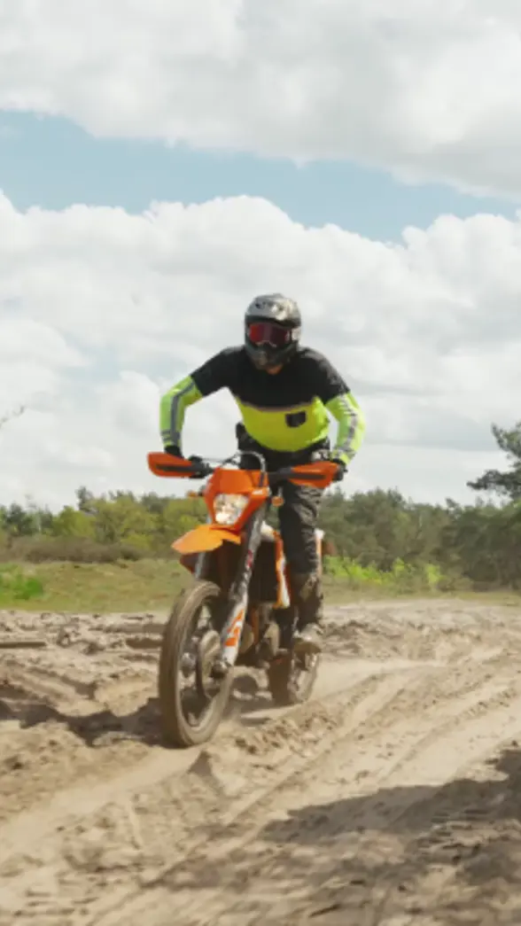 Een marechaussee met helm op een crossmotor