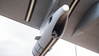 In een pod onder de vleugel van de MRTT zit de shuttle van het hose-and-droge-systeem nog net zichtbaar