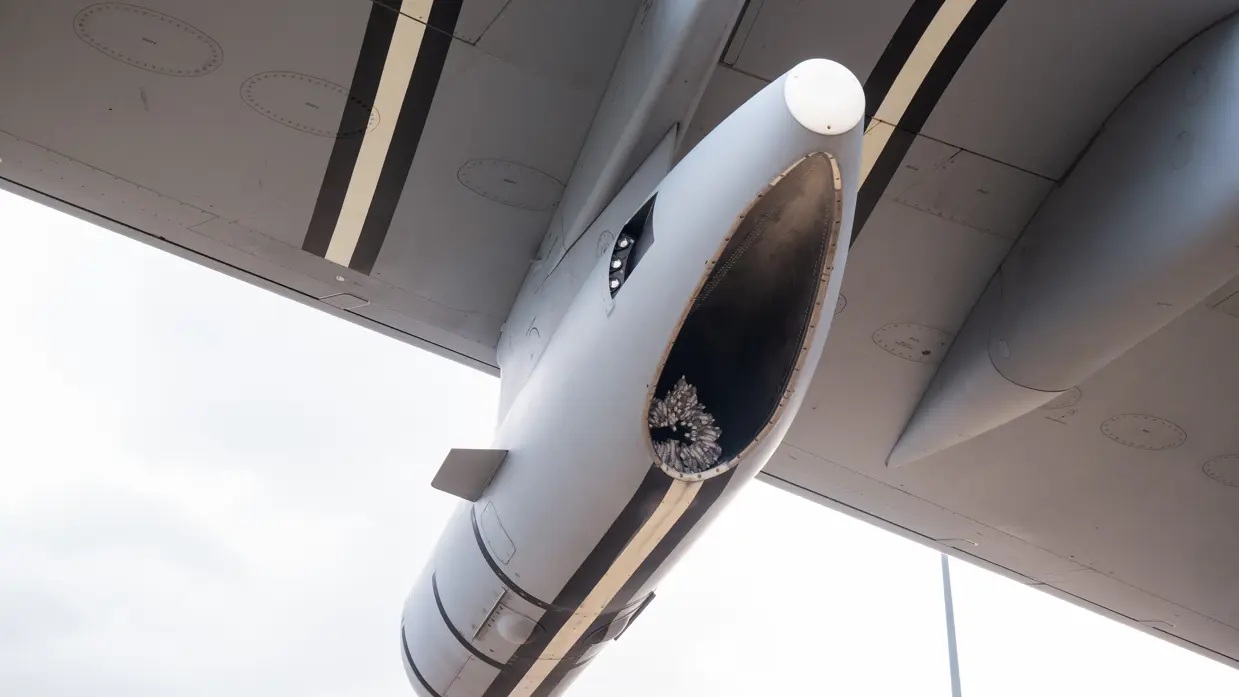 In een pod onder de vleugel van de MRTT zit de shuttle van het hose-and-droge-systeem nog net zichtbaar
