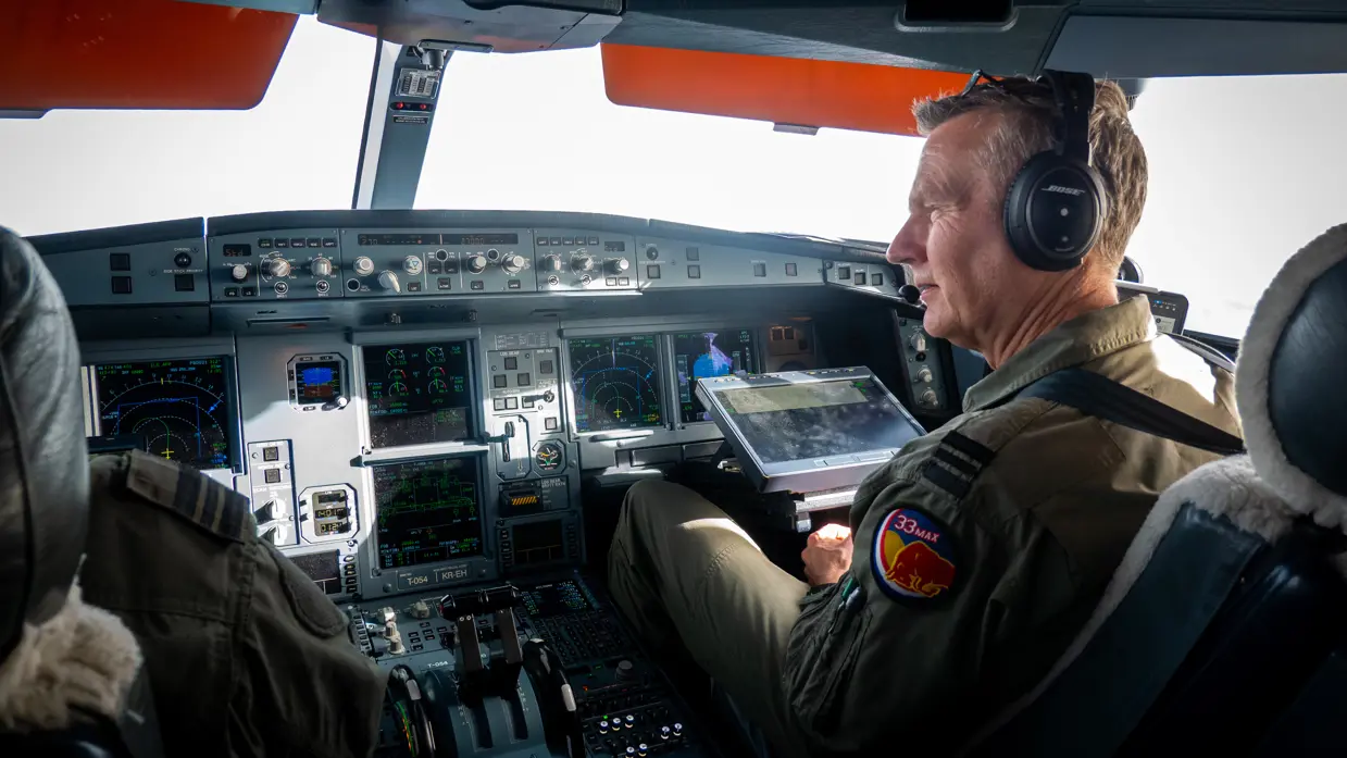 Foto in de cockpit van de A330 MRTT met majoor Nico Temming op de instructeursstoel rechts in beeld.