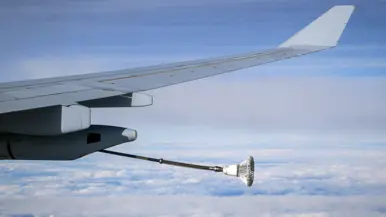 Het hose-and-drogue-systeem komt uit de vleugel van een A330 MRTT om later een gevechtsvliegtuig af te tanken.