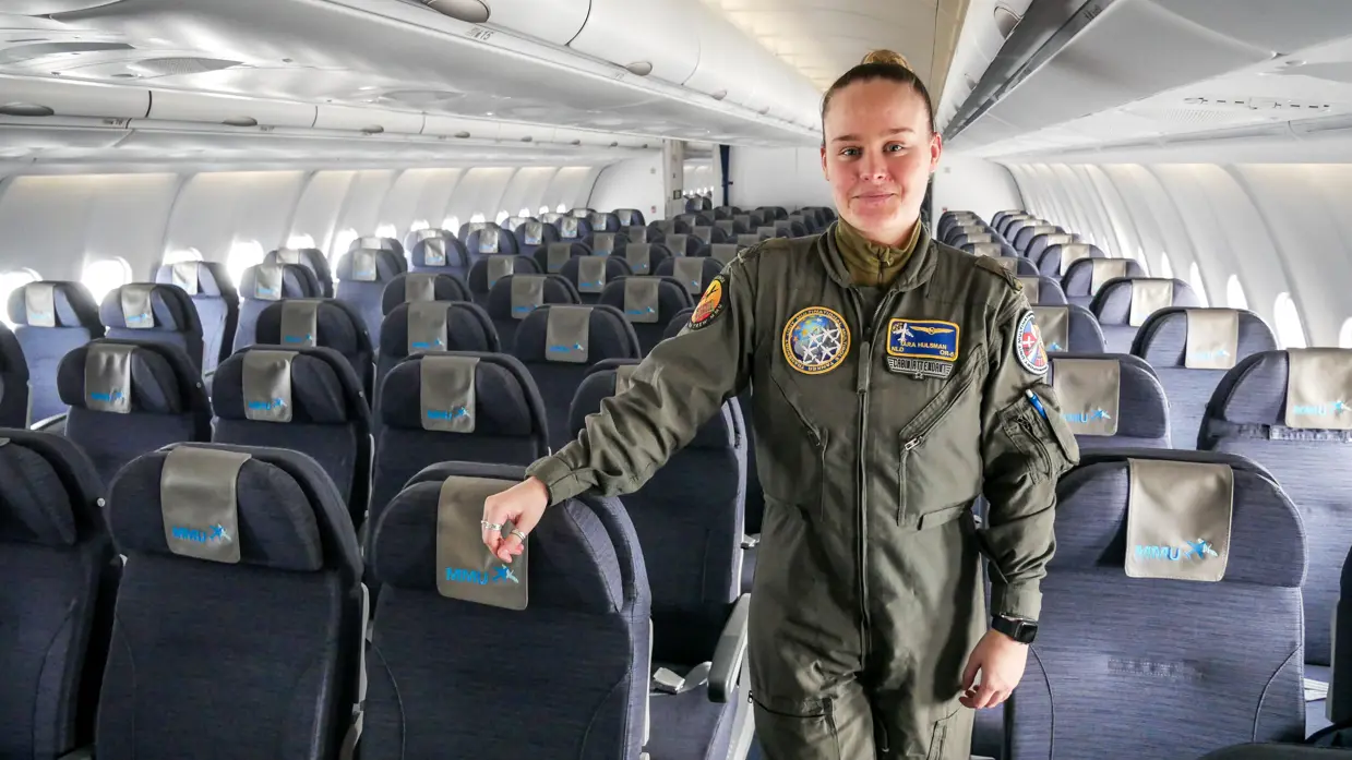 Portretfoto van sergeant Tara Hulsman in de cabine van een MRTT