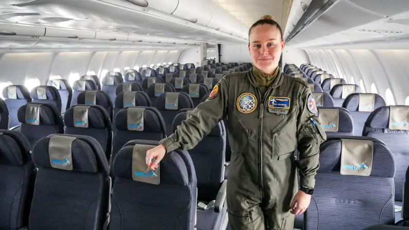 Portretfoto van sergeant Tara Hulsman in de cabine van een MRTT