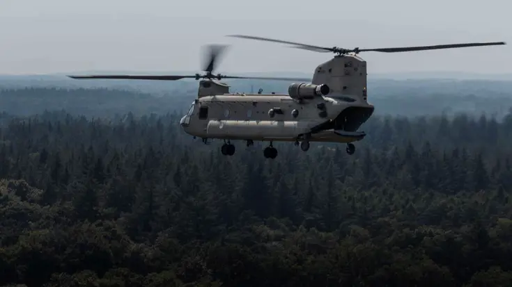 Chinook-helikopter in de lucht.