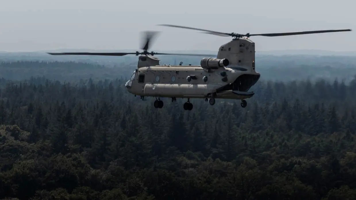 Chinook-helikopter in de lucht.
