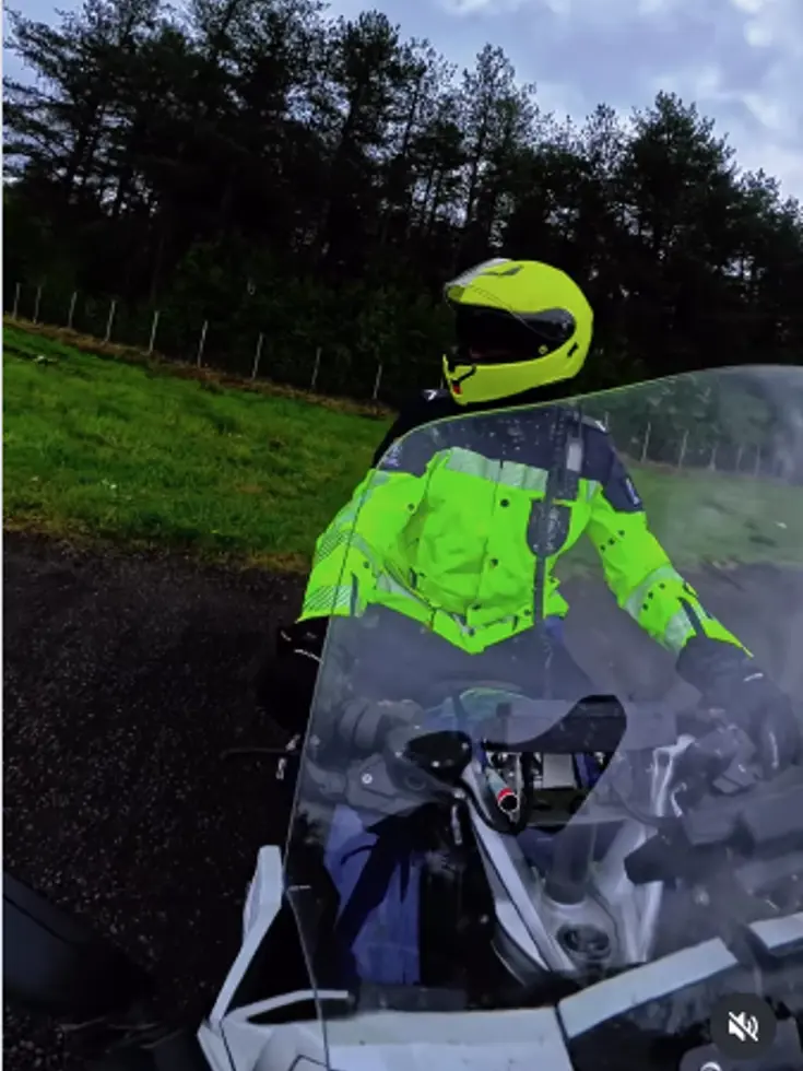 Een motorrijder van de KMar op de snelweg van voren gezien.