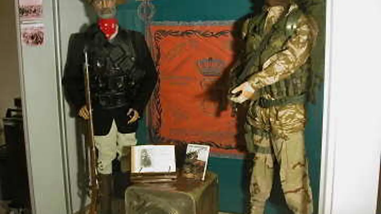 2 mannequins in commandouitrusting in een vitrine.