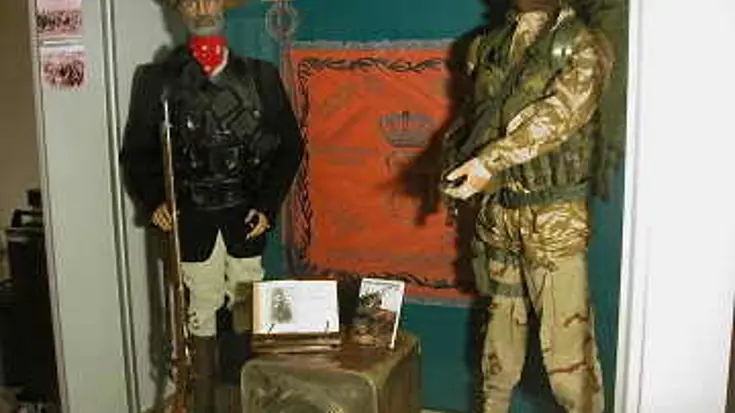 2 mannequins in commandouitrusting in een vitrine.