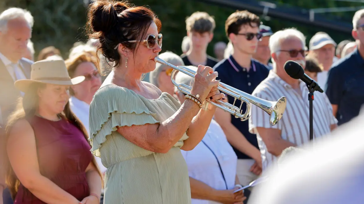 Een vrouw speelt op een trompet.