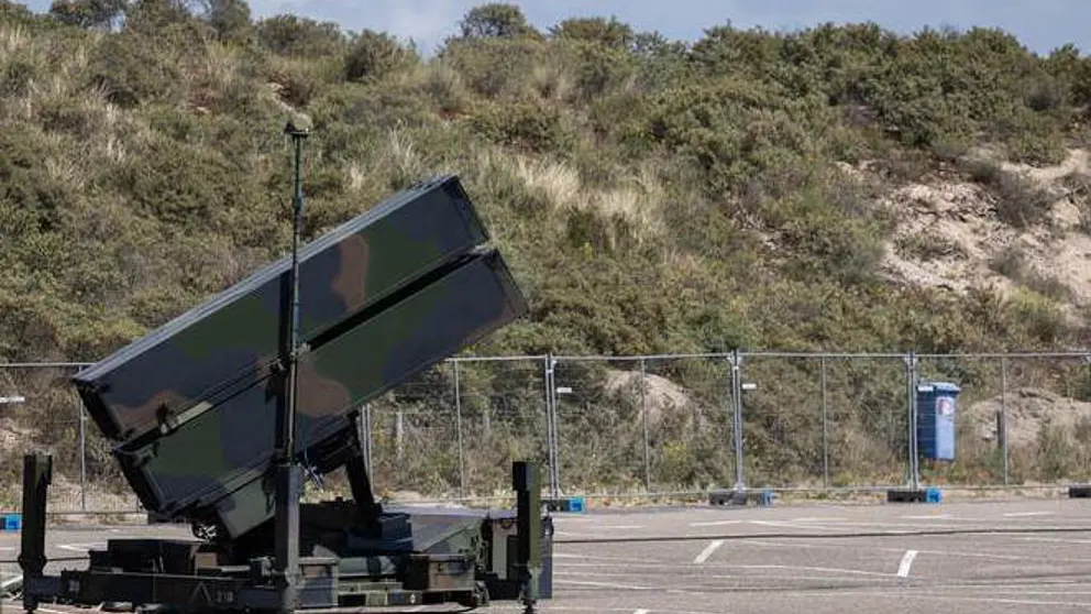 Een Nasams staat opgesteld op een parkeerplaats.