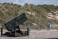 Een Nasams staat opgesteld op een parkeerplaats.