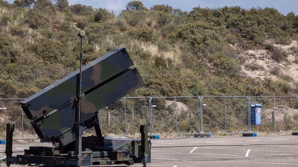 Een Nasams staat opgesteld op een parkeerplaats.