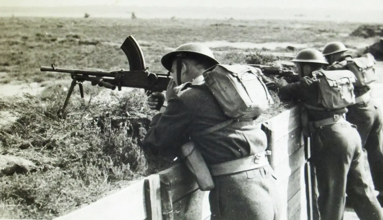 Militairen Nationale Reserve met wapens achter beschutting.