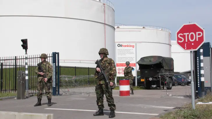Reservisten Korps Nationale Reserve oefenen bewaking en beveiliging bij Oiltanking terrein.