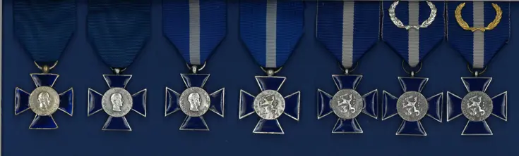 7 Nationale Vijfkampkruisen sinds 1931 tot nu naast elkaar.