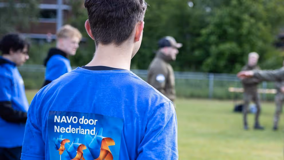 Een jongen op de rug gezien.