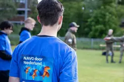 Een jongen op de rug gezien.