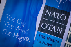 Blauwe vlag van de NAVO-top.