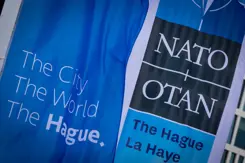 Blauwe vlag van de NAVO-top.